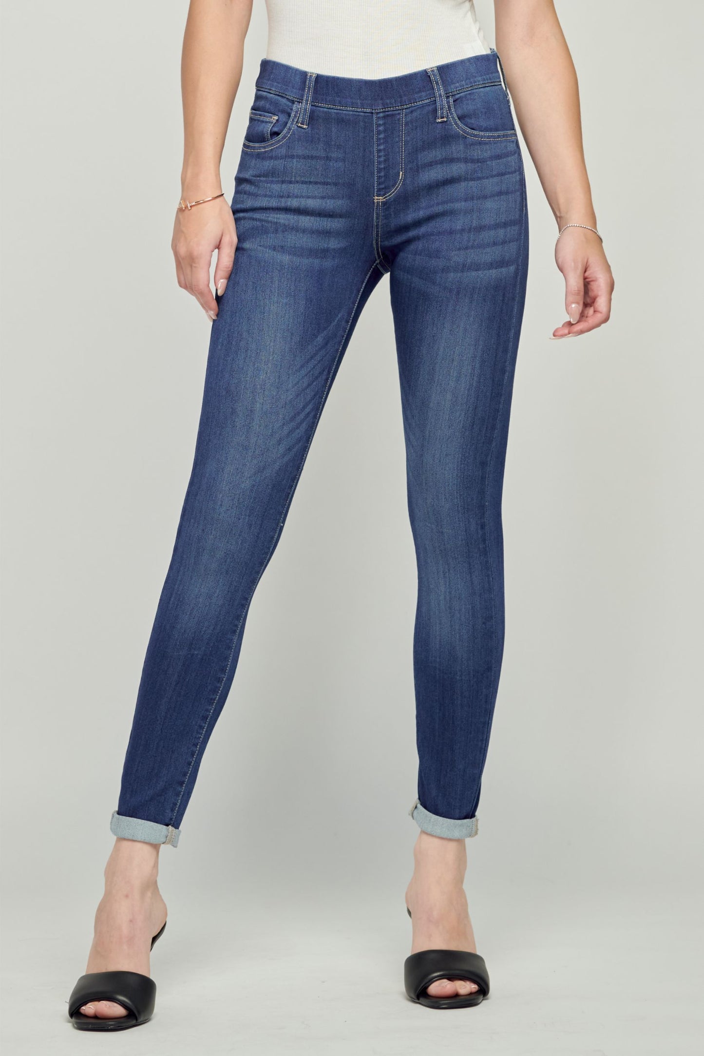 Mid Rise Pull On Crop Skinny w. Rolled Hem