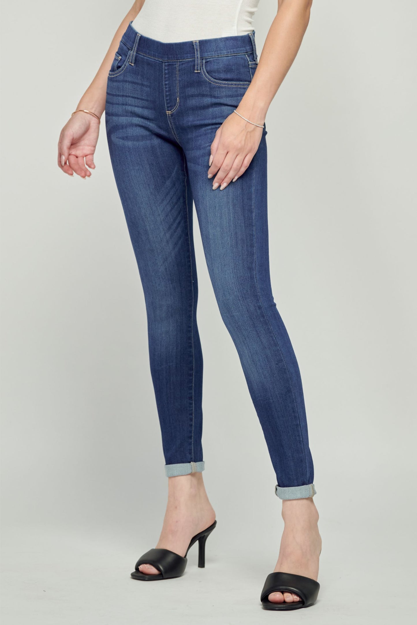 Mid Rise Pull On Crop Skinny w. Rolled Hem